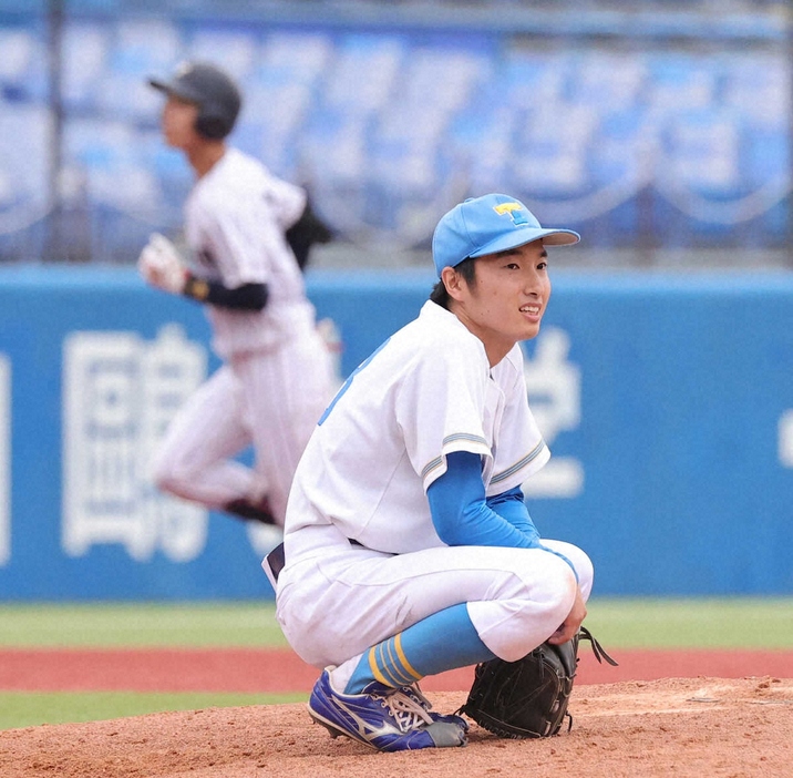 ＜東大・立大＞9回、立大・柴田にサヨナラの2ランを浴びた東大・渡辺（撮影・大城　有生希）