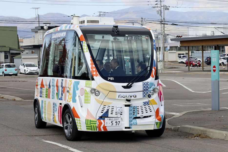 自動運転の「レベル4」で走行するバス＝25日午前、北海道上士幌町