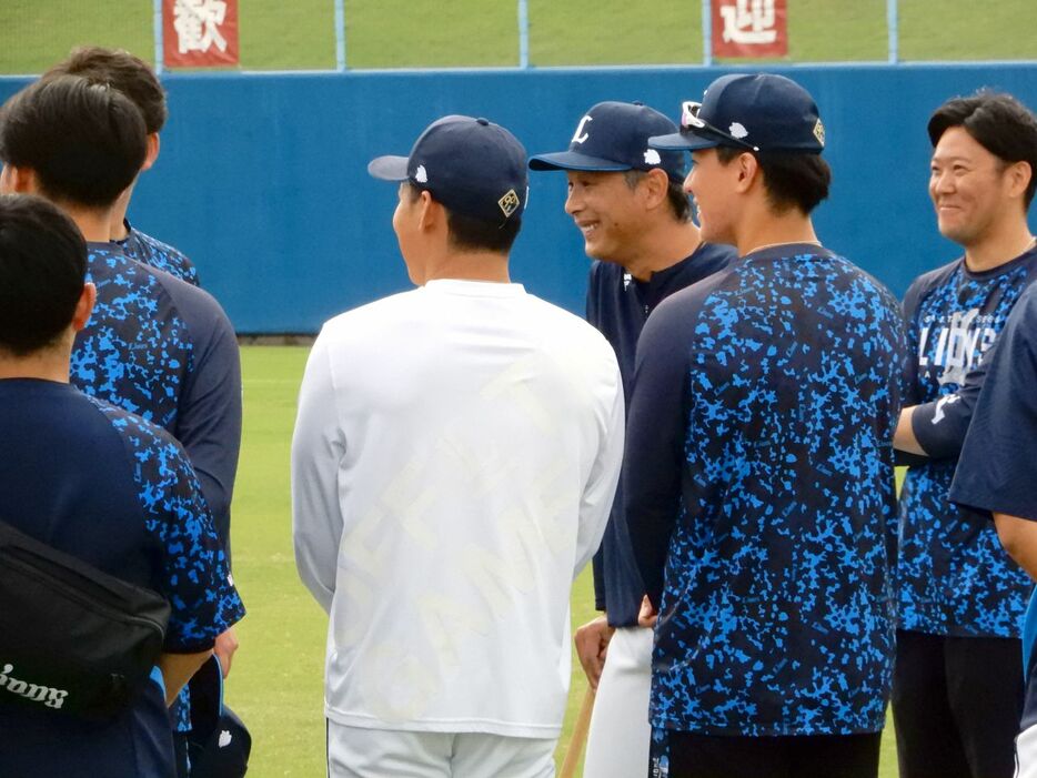 練習前に笑顔で選手に話しかける西口監督（右から3人目）