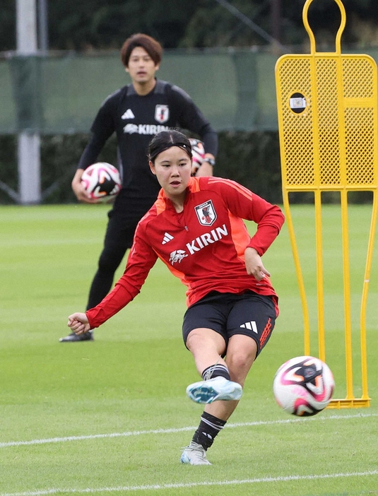 ＜サッカー女子日本代表練習＞内田コーチの前でシュート練習に汗を流す松窪（手前）（撮影・西海健太郎）