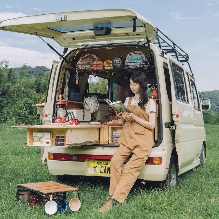 森風美さんと愛車のホンダ バモス ホビオ。