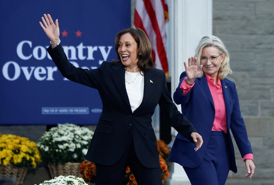 　１０月３日、米共和党の元下院議員リズ・チェイニー氏（写真右）は、大統領選の民主党候補ハリス副大統領（写真左）が中西部ウィスコンシン州リポンで開いた選挙集会で演説し、共和党候補のトランプ前大統領は米国の指導者として「適任ではない」と述べた。写真は米ウィスコンシン州リポンで撮影（２０２４　ロイター／Evelyn Hockstein ）