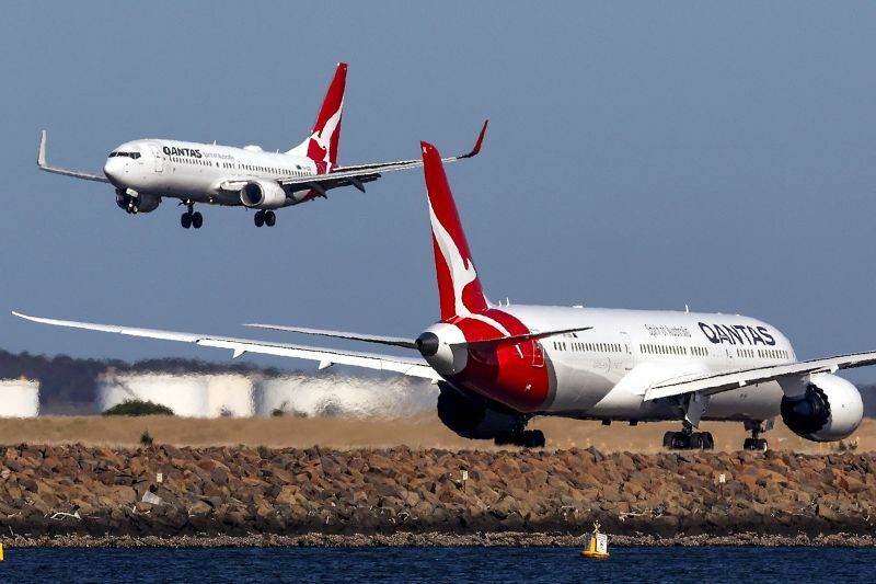 カンタス航空の国際便で機内の全モニターにＲ指定映画が映し出されるトラブルがあった