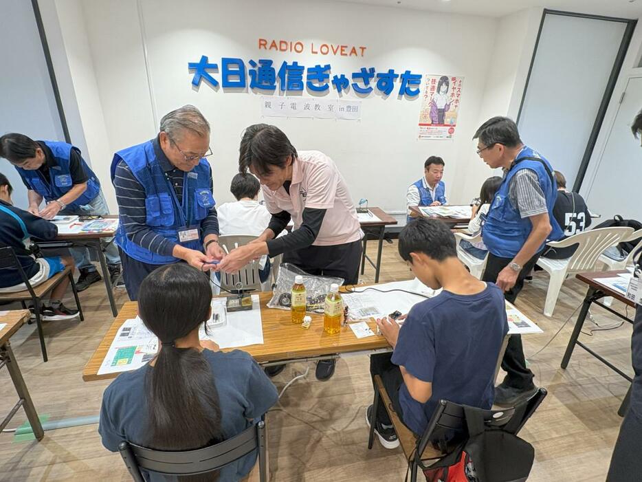 大日通信ぎゃざすたで開催された「親子電波教室」の様子