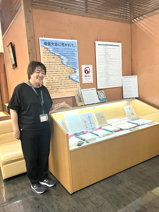 名瀬移住初日の日記などが展示されている県立奄美図書館の島尾敏雄記念企画展 ＝27日、鹿児島県奄美市名瀬