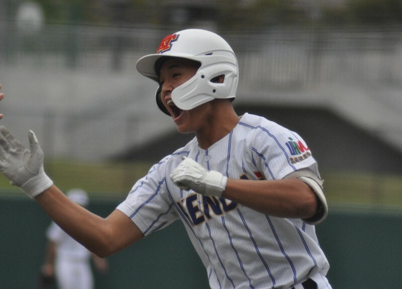 【健大高崎－佐野日大】三回、左越えに同点ソロ本塁打を放ち喜ぶ健大高崎の秋山潤琉選手＝川崎市の等々力球場で2024年10月29日、角田直哉撮影