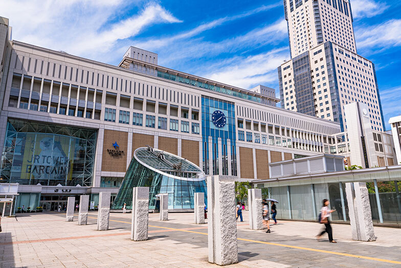 JR札幌駅と駅ビル型超高層複合商業ビルのJRタワー（写真／PIXTA）