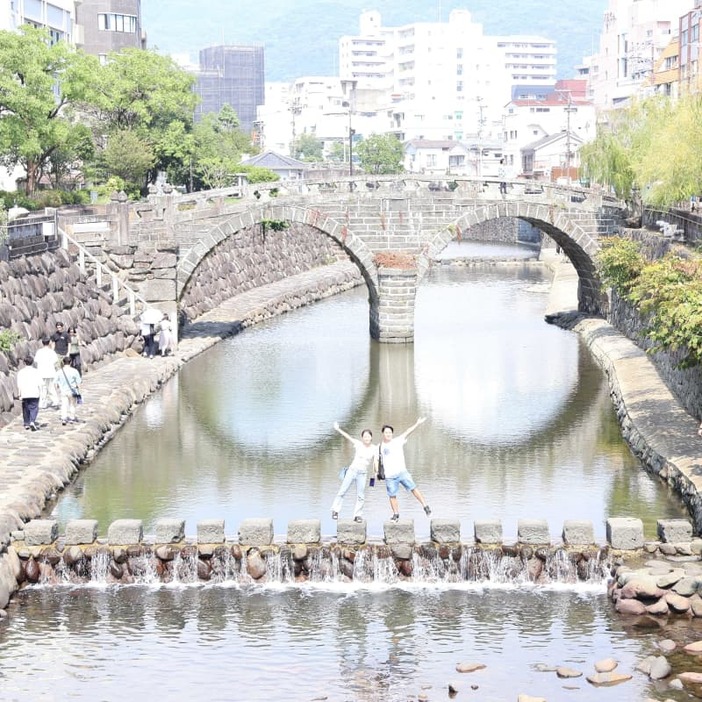 観光客の写真スポットになっている眼鏡橋＝２０２４年９月