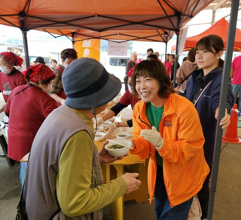 初めて炊き出しに参加し、ふぐ汁を振る舞った水森＝石川・輪島市