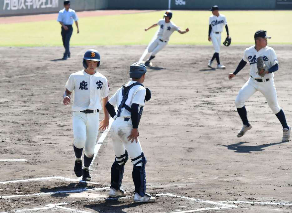 ６回表鹿実２死満塁、吉田の右前打で三走垣尾が生還＝鹿児島市の平和リース球場