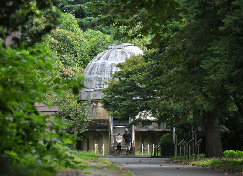 1921年完成の「第一赤道儀室」。三鷹キャンパスに残る最古の建物で、ドイツ製20センチ屈折望遠鏡が設置されている。98年まで太陽黒点のスケッチ観測が行われていた。国の登録有形文化財＝東京都三鷹市の国立天文台で2024年9月11日、手塚耕一郎撮影