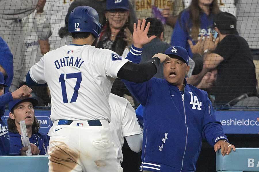 ドジャースの大谷翔平とロバーツ監督（右）【写真：ロイター】