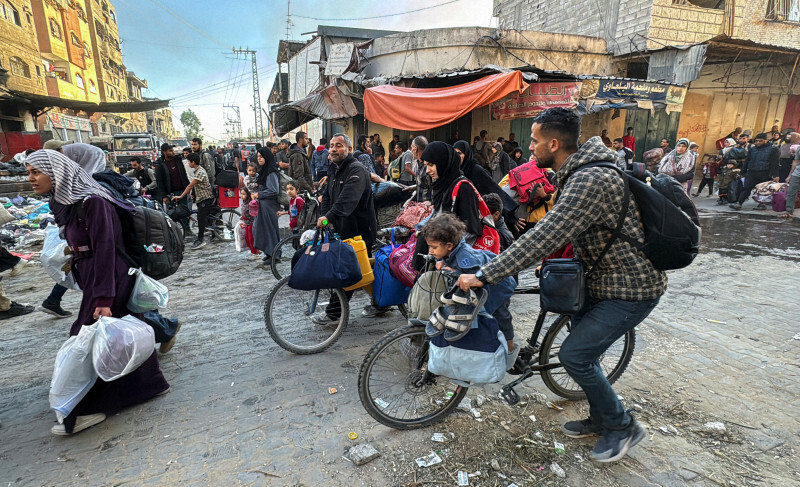 イスラエル軍の退避勧告を受け、避難を急ぐ住民たち＝パレスチナ自治区ガザ地区北部ベイトラヒヤで2024年10月22日、ロイター