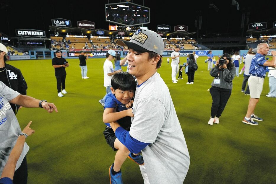 喜ぶ山本由伸（AP）