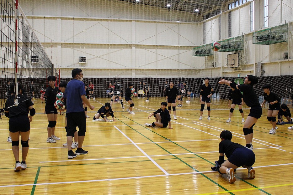 竹口GMの指導を受ける西日本短大附高。次こそ全国を勝ち取れるか