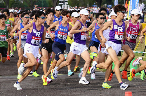 「Ｒ」マークのユニホームで力走する立大の選手ら（１９日、東京都立川市で）＝須藤菜々子撮影