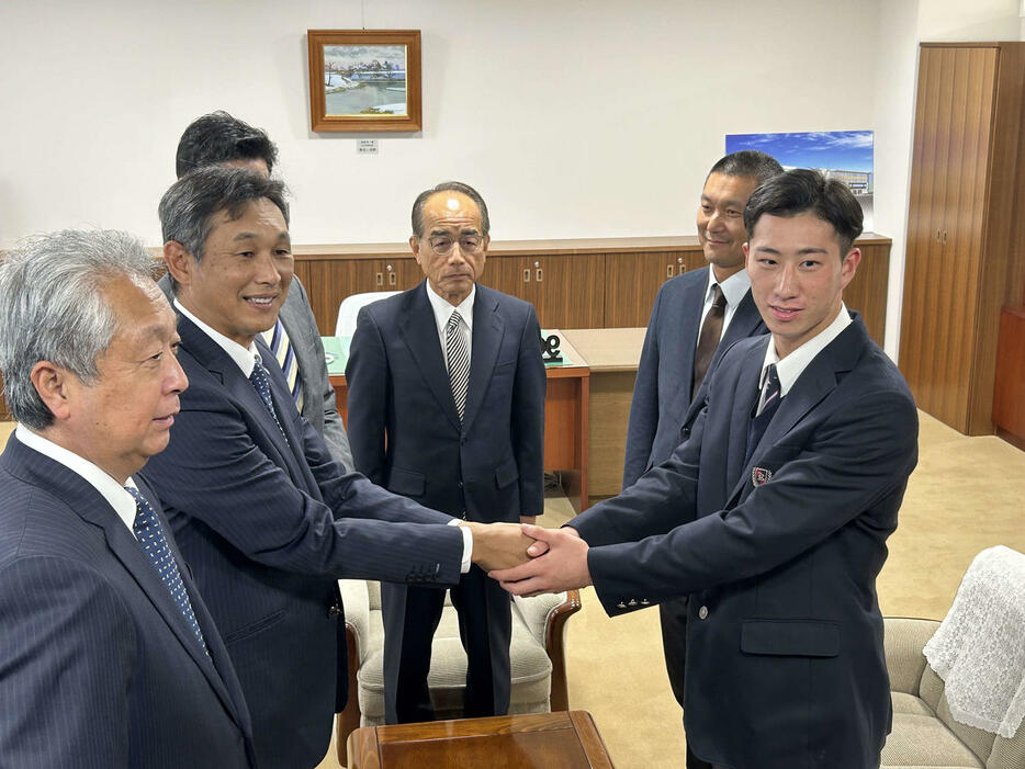 西口文也監督（左）と握手を交わす西武のドラフト1位金沢（石川）・斎藤大翔内野手（撮影・平山連）