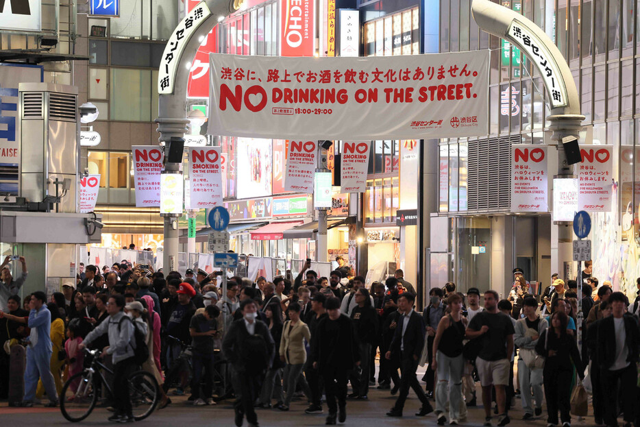 混雑する渋谷スクランブル交差点＝３１日午後、東京都渋谷区