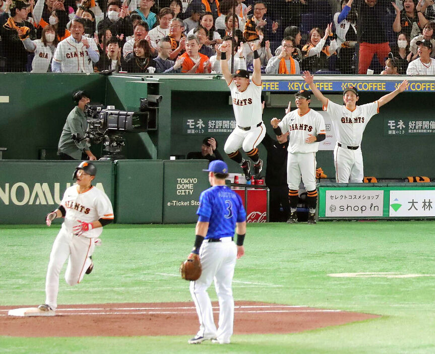 ５回無死、中山礼都の右越えソロ本塁打を飛び跳ねて喜ぶ浅野翔吾（後方中央）