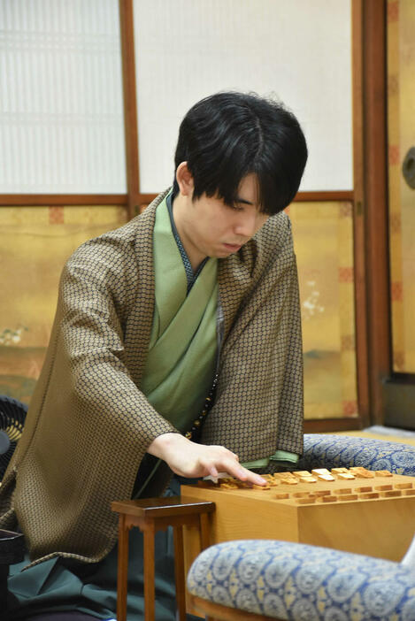 竜王戦7番勝負第3局に臨んだ藤井聡太竜王（日本将棋連盟提供）