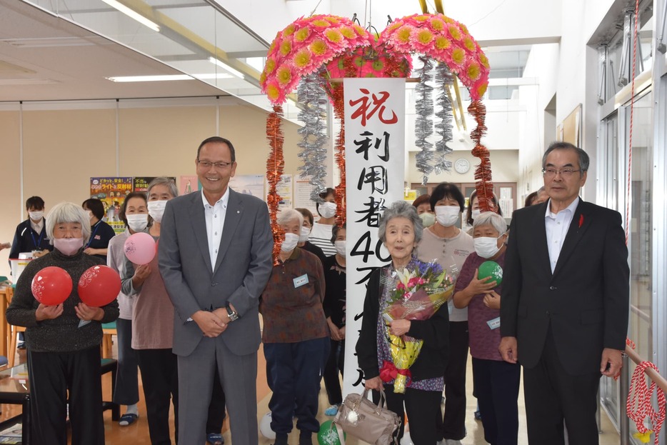 40万人記念で花束と年間フリーパスを受け取った阪口さん