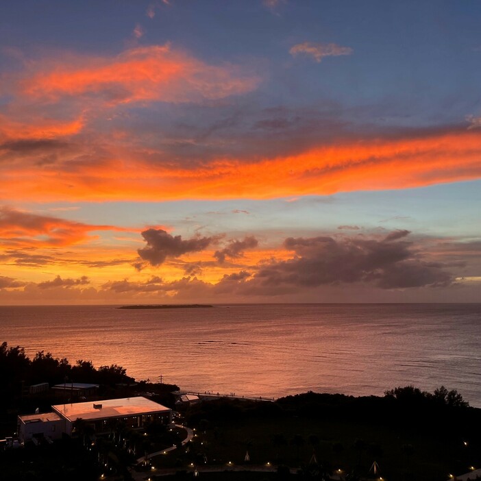 水蒸気を含んだ雲は真っ赤に染まる。夕日の美しさに見ほれる「ヒルトン沖縄瀬底リゾート」