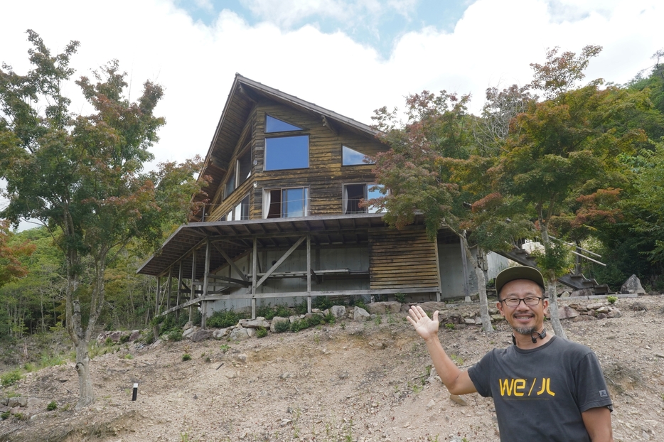 人里離れた山の中腹に建つ「villa壮景」とオーナーの杉尾さん＝兵庫県丹波篠山市今田町辰巳で