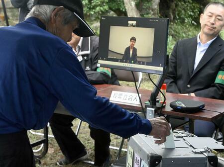 火蓋が切られた2024年衆院選。写真は期日前投票の様子（写真：共同通信社）