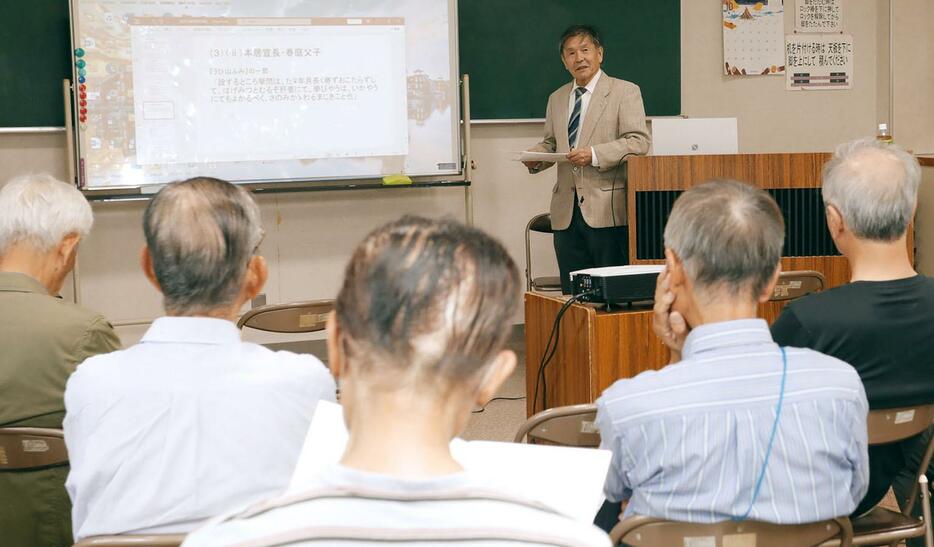 魚商を中心に町がつくられたことなどを話す金児さん ＝殿町の松阪第一公民館で