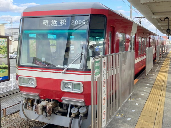 2015年に導入された2000形の2006号編成（画像：写真AC）。