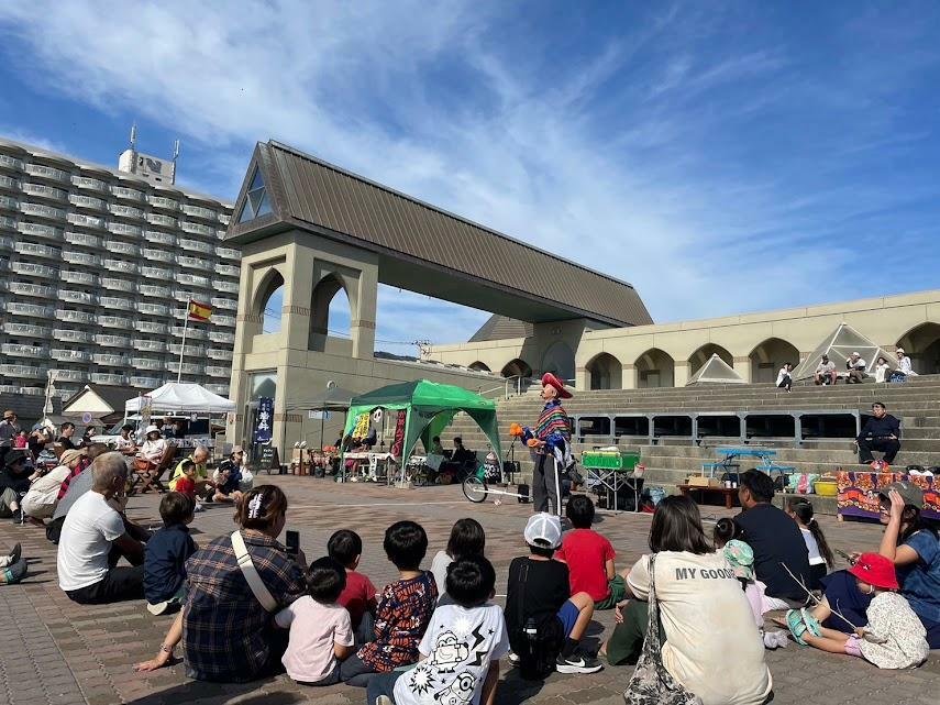 昨年披露された三雲いおりさんの大道芸。今年も予定する（写真提供＝御宿うみそらDAY実行委員会）