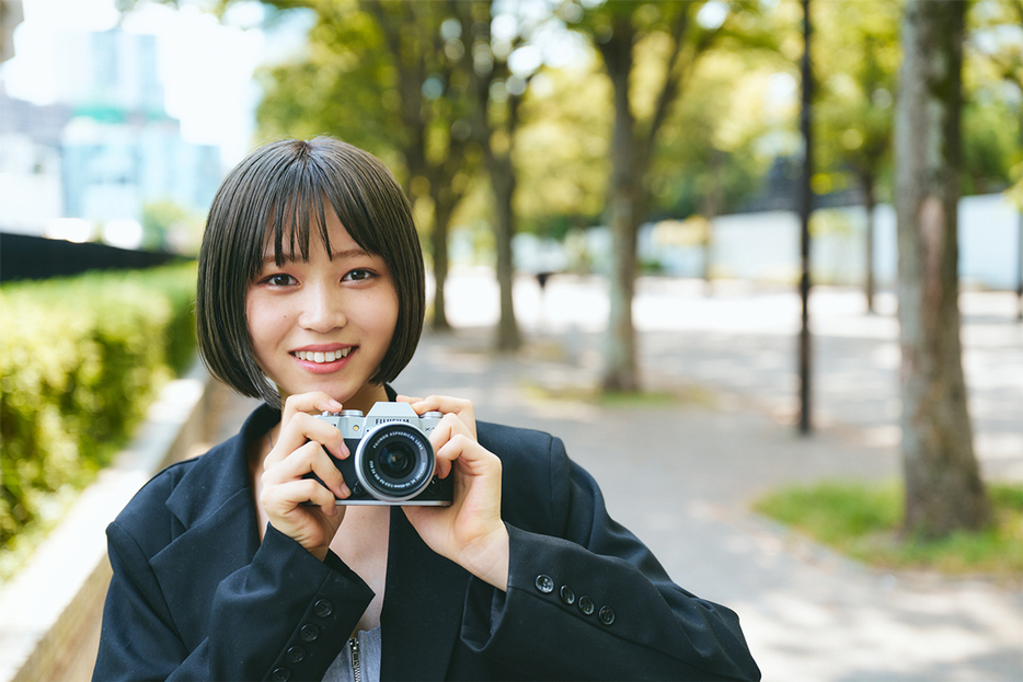 富士フイルム「X-T50」は、そのクラシカルなデザインに加え、写真表現の幅を広げる多彩なフィルムシミュレーション機能が魅力のカメラ