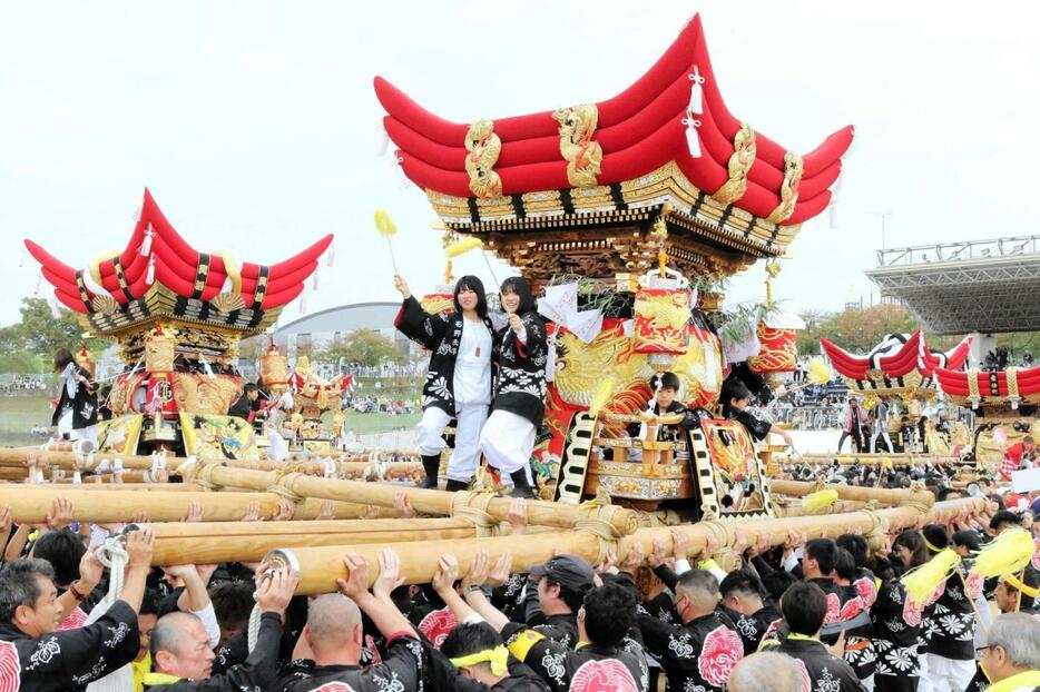 三木市制施行７０周年を祝って、屋台を差し上げ盛り上がる市民ら＝三木山総合公園