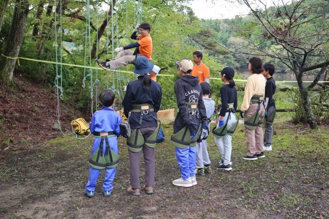 ツリーイングについて説明を受ける参加者たち（豊田市下山支所提供）