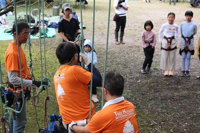 ツリーハガーズインターナショナルのみなさん（豊田市下山支所提供）