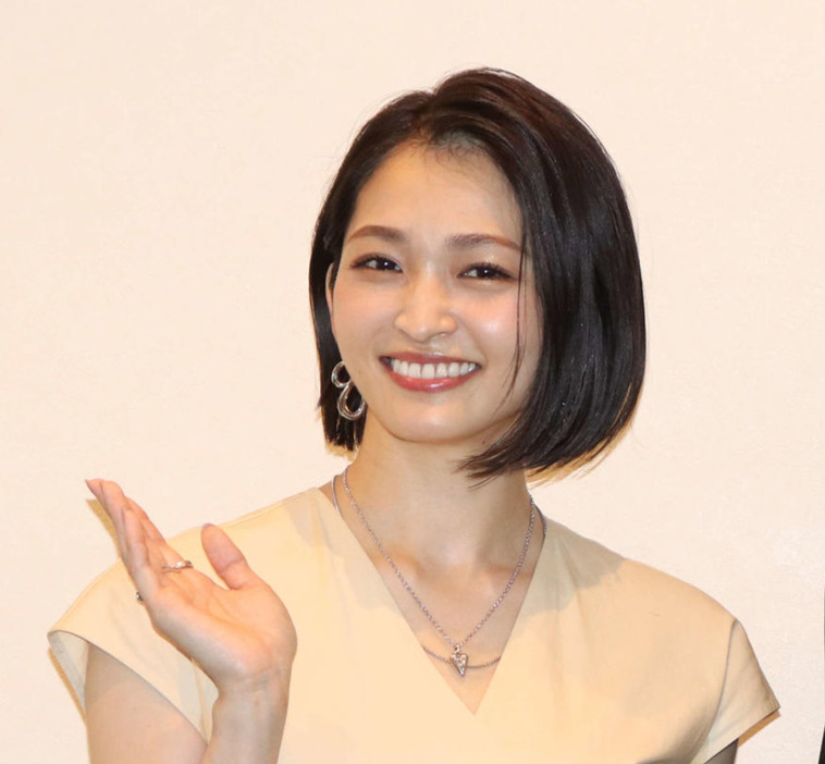 岡本玲（23年7月撮影）