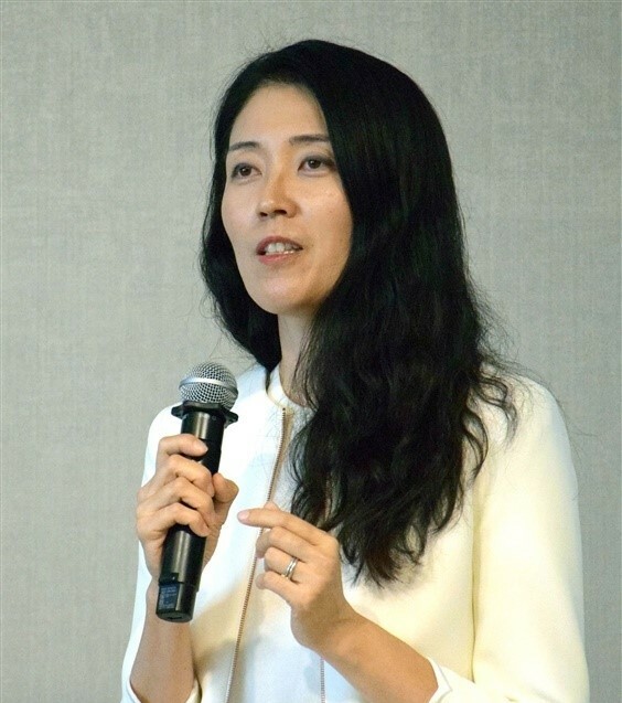 子どもたちを前に講演する岩下友美さん。「宇宙探査の歴史に名を残したい」と語った