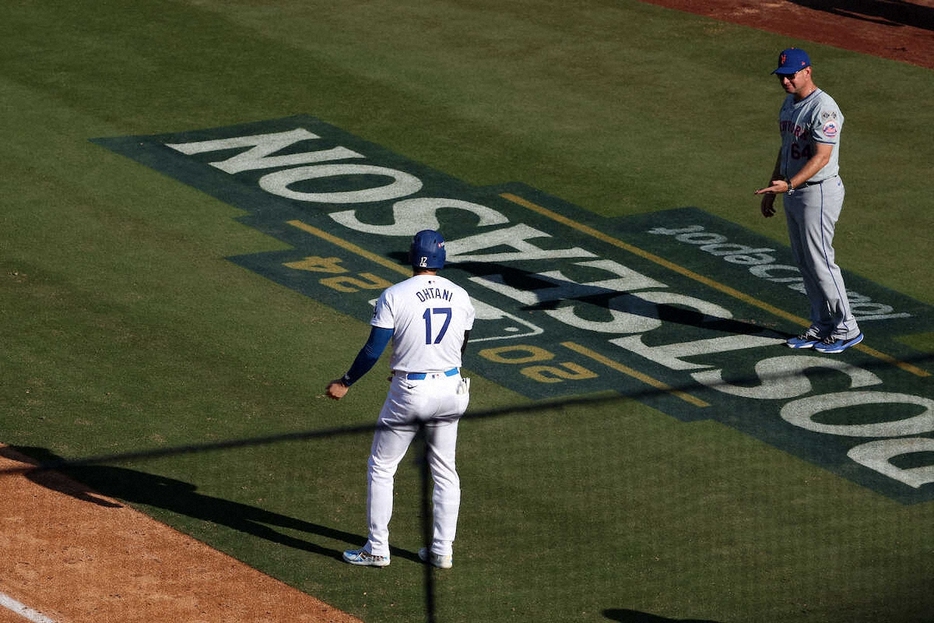 7回、四球を選んだドジャース・大谷はメッツ・メンドサ監督（右）と道を譲り合う（ロイター）