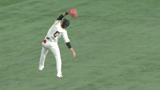 ノールックジャンピングキャッチを見せた巨人・増田大輝選手(画像：日テレジータス)