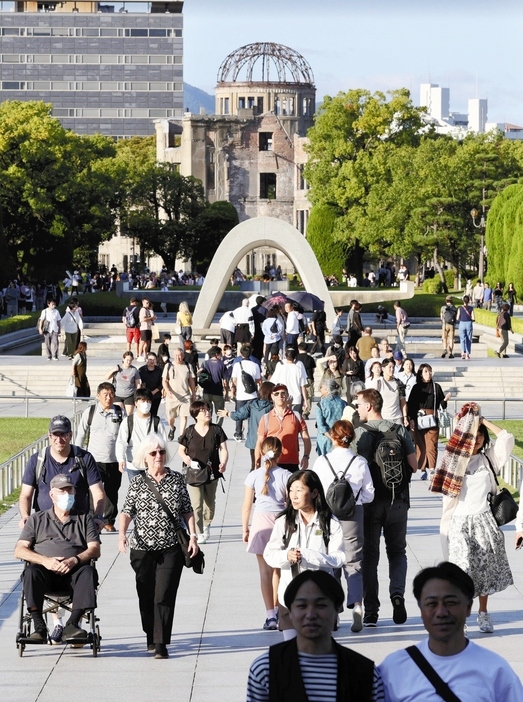 平和記念公園を訪れた多くの人たち（12日午後、広島市中区で）＝吉野拓也撮影