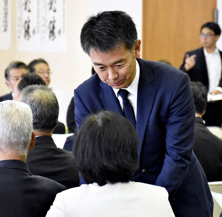 比例東北への立候補を辞退し、会合開始までの間に支援者を回る上杉氏＝11日、福島市