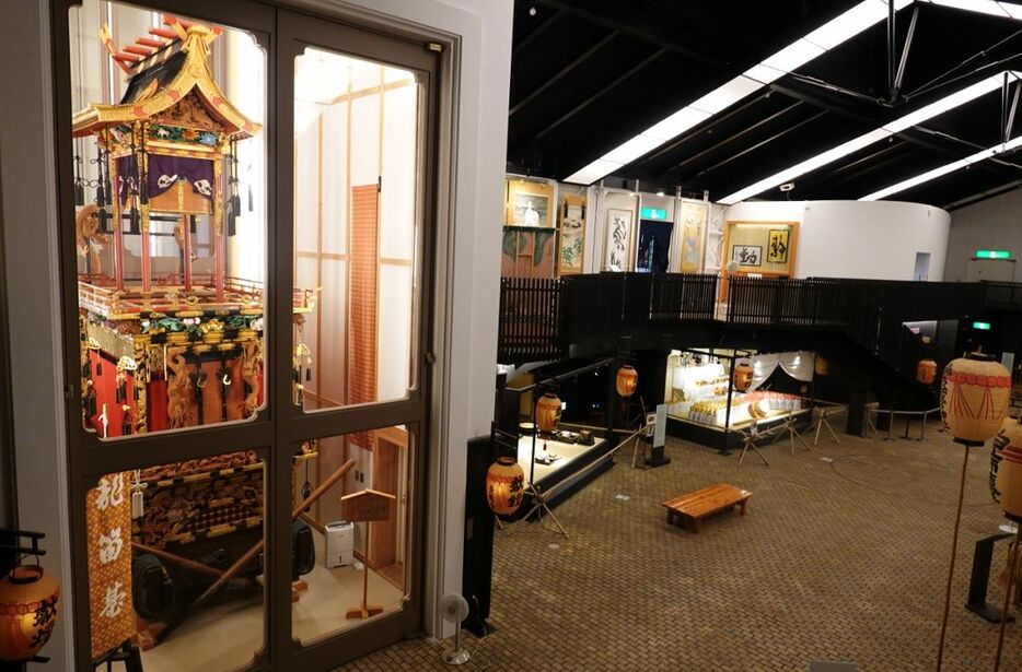 「飛騨古川まつり会館」の中は広い。左手前が祭りの華、「屋台」だ