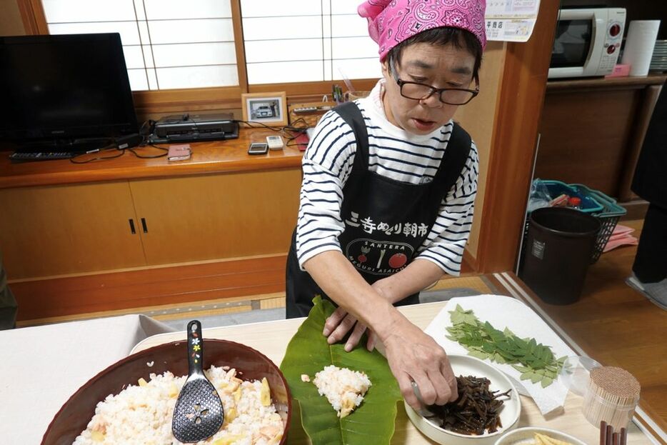 大きな朴葉に鱒とタケノコと混ぜこんだ酢飯、きゃらぶき、最後に木の芽を載せて巻く