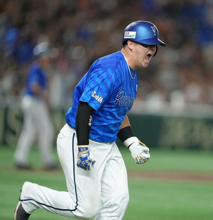 【プロ野球CS2巨人対DeNA】9回、DeNAの牧秀悟が適時左安打　＝東京ドーム（撮影・今野顕）