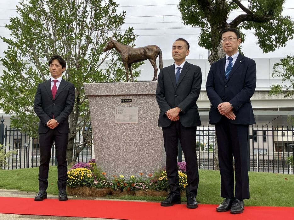 昨年、牝馬3冠を達成したリバティアイランドの銅像の除幕式に出席した（左から）川田将雅騎手、製作者の外崎祥志氏、京都競馬場場長の甲田啓氏＝4日、京都府京都市伏見区（山口大輝撮影）