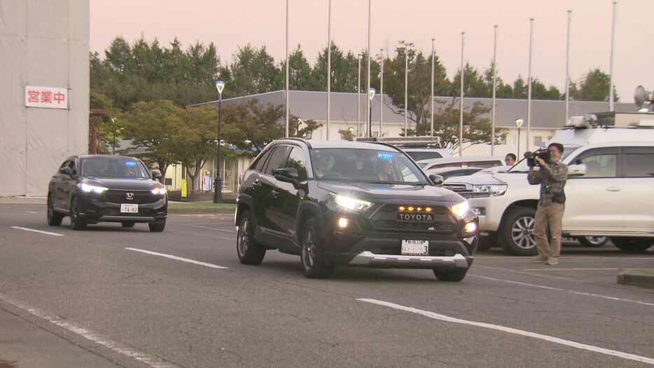 出発するライドシェアの車両