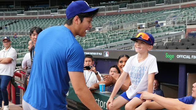 大谷翔平選手の大ファンで同僚のフレディ・フリーマン選手の息子のチャーリーくん(写真：日刊スポーツ/アフロ)