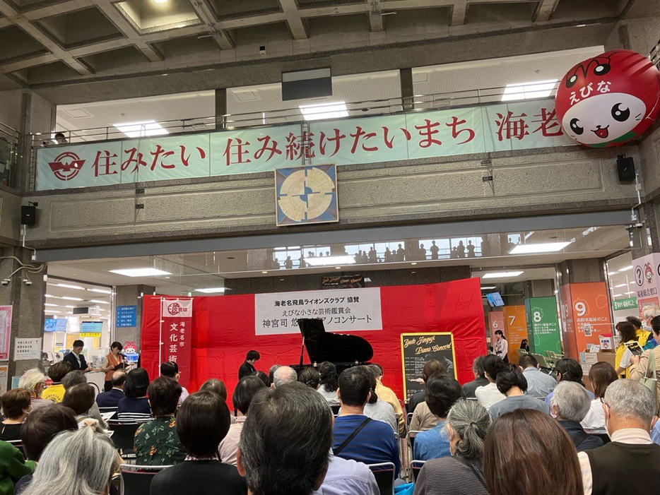 えびな小さな芸術鑑賞会でピアノ演奏を楽しむ市民＝３１日、神奈川県海老名市