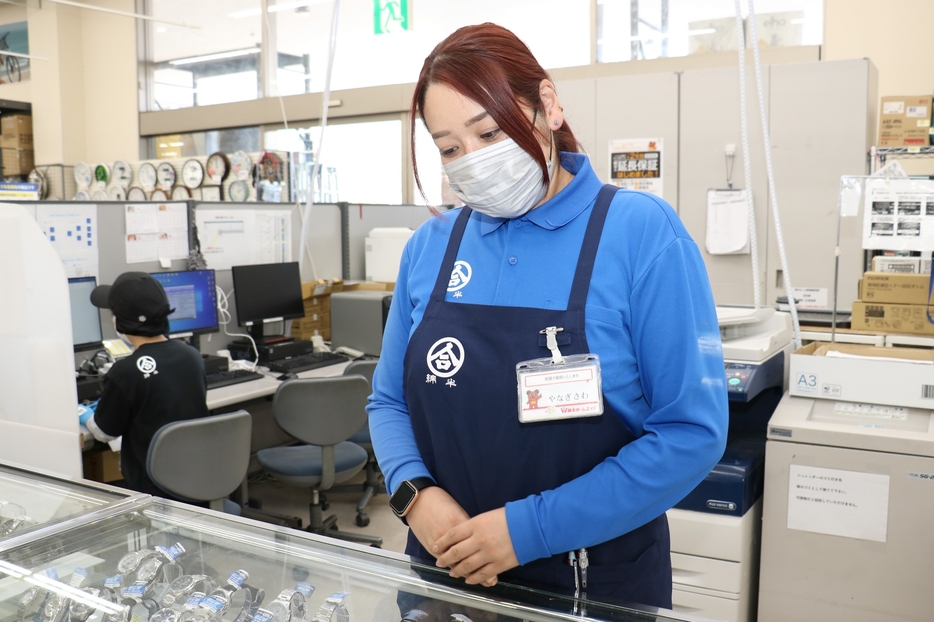 髪を染めて店頭に立つ綿半スーパーセンター箕輪店の女性従業員さん