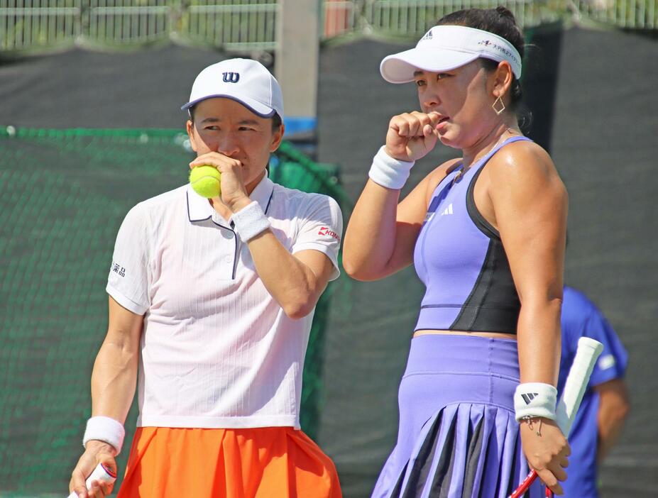 （左から）青山修子と穂積絵莉[画像/tennis365.net]